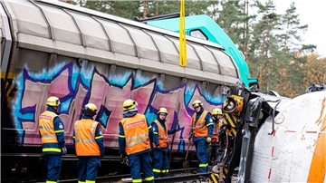 Ehrenamtliche Mitarbeiter vom Technischen Hilfswerk (THW) arbeiten an der Einsatzstelle bei Leiferde.