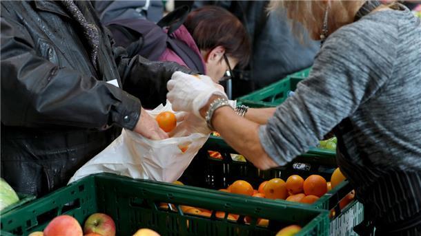 Ehrenamtliche verteilen Obst.