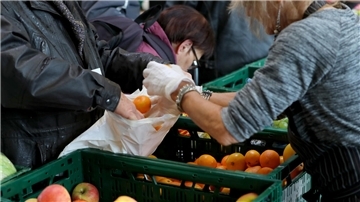 Ehrenamtliche verteilen Obst.