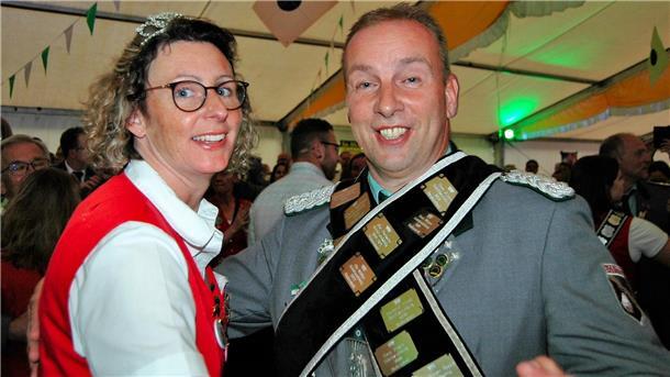 Donner und Blitz zur Proklamation: Matthias Dittmer regiert in Badenstedt Ehrentanz für das Königspaar Heike und Matthias Dittmer