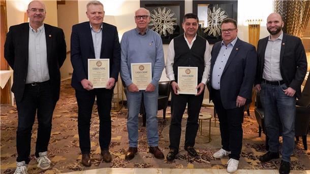Ehrung für 40-jährige Schiedsrichtertätigkeit: (von links): BFV-Präsident Patrick von Haacke, Uwe Otten, Achim Nollau, Sebahattin Aksoy, Torsten Rischbode, BFV-Schiedsrichterobmann Sebastian Schiller