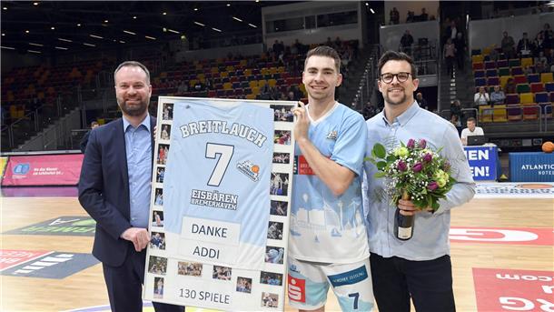 Eisbären verlieren auch das erste Heimspiel im neuen Jahr Ehrung für den neuen Rekorspieler Adrian Breitlauch: Geschäftsführer Nils Ruttmann (links) und Jan Lipke, der selbst 126 Spiele für die Eisbären absolviert hat, gratulierten zum 130. Einsatz.