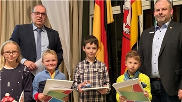 Ehrung für die „Halloween-Helden“: Romy (von links), Ele, Noah und Jonas. Landrat Thorsten Krüger (links) und Kreistagsvorsitzender Jörg-Andreas Sagemühl überreichten die Präsente.