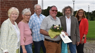 Ehrung für Joachim Krohn (vorn, mit Blumen): Dem langjährigen Sprecher der Schlaganfall-Selbsthilfegruppen „Einschlag“ dankten Gerlinde Schilling-Dähn (von links), Rosi Finger, Karl-Heinz Nollmann, Ullrich Weber und Sandra Pragmann.