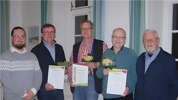Fünf Männer stehen nebeneinander