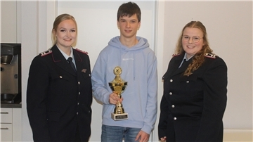 Gruppenfoto drei junge Menschen Jugendfeuerwehr