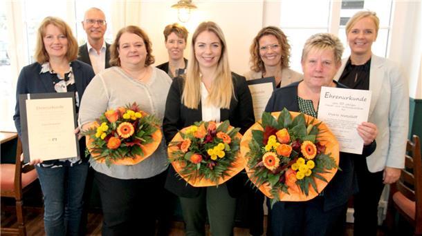 Raiffeisen-Volksbank ehrt langjährige Mitarbeiter Ehrungen bei der  Raiffeisen-Volksbank Varel-Nordenham eG (von links, hinten): Peter Jongmans (Vorstand), Tanja Mönnich, Melanie Weßels, Tanja Daugill (Vorständin), Insa Glowatzki, Manuela Leikam, Annika Müller-Rostin und Doris Netzlaff.