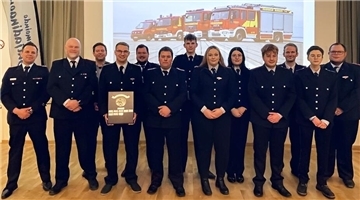 Ehrungen und Beförderungen bei der Burhaver Wehr (vorne, von links): stellvertretender Gemeindebrandmeister Maxim Erstein, Gemeindebrandmeister Stefan Hobbie, Christoph Stindt, Jan Ostendorf, Jasmine Neff, Linus Reinelt und Finnlay Sackritz sowie (hinten, von links): Bürgermeister Axel Linneweber, Niklas Gebauer, Paul Deharde, Lea Renee Moritz, Alexander Gabriel und Ortsbrandmeister Florian Varenkamp.