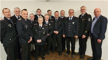 Ehrungen und Beförderungen bei der Freiwilligen Feuerwehr Winkeldorf mit Vize-Ortsbrandmeister Sven Ohrenberg, Hans-Hermann Bahrenburg, Ortsbrandmeister Henning Schnackenberg, Hans-Wilhelm Köster, Lydia Holsten, Daniel Heitmann, Marion Schultze, Tobias Schultze, Andre Frank, Gemeindebrandmeister Björn Becker, Martin Schultze, Kreisbrandmeister Peter Dettmer und Samtgemeindebürgermeister Holger Bahrenburg.