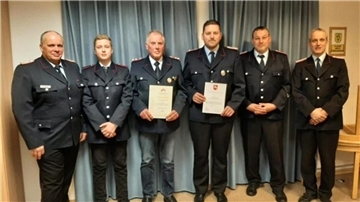 Ehrungen und Beförderungen mit (von links) dem stellvertretenden Gemeindebrandmeister Adrian Nötzel, Piet Rugen, Hans-Hermann Lünzmann, Marco Sievers, Ortsbrandmeister Ingo Pape und dessen Stellvertreter Lars Rugen.