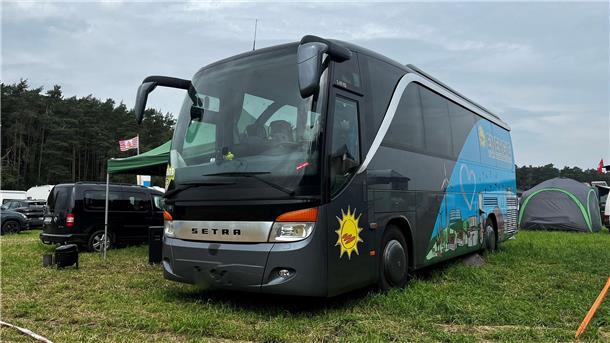 Zelt-Rivalen: Glamping-Luxus gegen Camping-Romantik beim Hurricane Festival Ein Bus auf einem Festivalplatz.