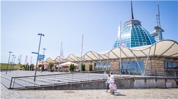 Eigentlich sollte das „Mein Outlet & Shopping-Center“ im März mit großem Spektakel eröffnen. Durch das Coronavirus fiel eine große Eröffnung ins Wasser. Seit April hat das Center offiziell geöffnet.