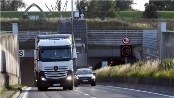 Eigentlich sollte der Wesertunnel schon in diesem Winter fit für die Küstenautobahn gemacht werden. Jetzt wollen Verkehrsplaner die beiden Röhren frühestens in drei Jahren umgerüstet lassen.