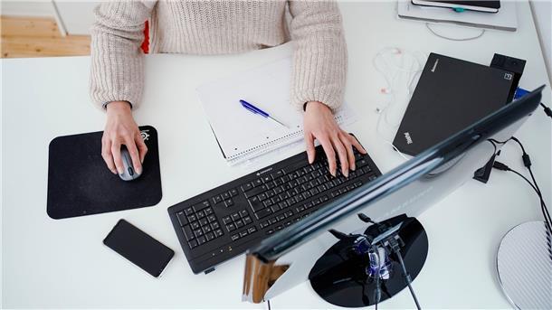 DGB: Viele empfinden Digitalisierung im Job als Belastung Eigentlich sollte die Digitalisierung vieles in der Arbeitswelt vereinfachen. Doch für manche ist sie eher zur Belastung geworden.