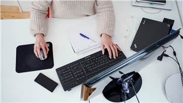 Eigentlich sollte die Digitalisierung vieles in der Arbeitswelt vereinfachen. Doch für manche ist sie eher zur Belastung geworden.