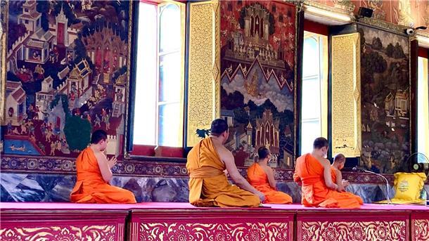 Eigentlich verpflichten sich Mönche in Thailand zu einem Leben in Armut und Enthaltsamkeit. (Archivbild)
