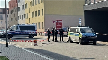 Ein 18-Jähriger soll bei einer Auseinandersetzung in Magdeburg zwei Menschen tödlich verletzt haben.