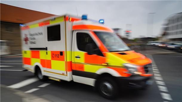 Mann stirbt nach Messerstich in Berlin Ein 21-jähriger Mann stirbt nach einem Messerstich.