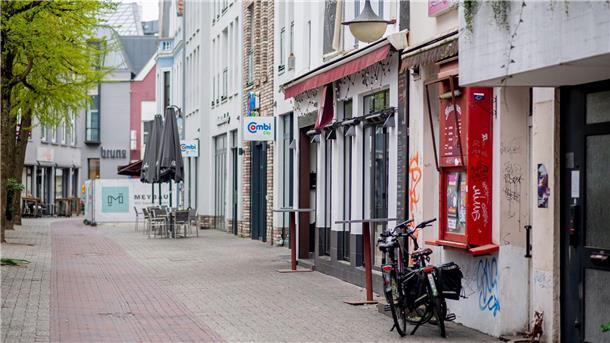 Ein 21-Jähriger soll Polizisten angegriffen haben, ein Beamter griff zur Dienstwaffe.