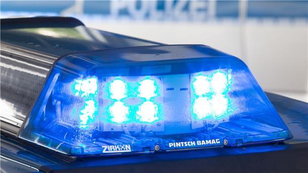 Ein 23-Jähriger kommt mit seinem Auto von einer Straße ab und kracht in die Wand eines Wohnhauses. (Symbolbild) 