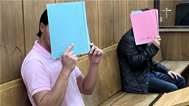 Ein 23-Jähriger und ein 19-Jähriger sind nach einem Überfall auf ein Juweliergeschäft wegen versuchten Mordes angeklagt.