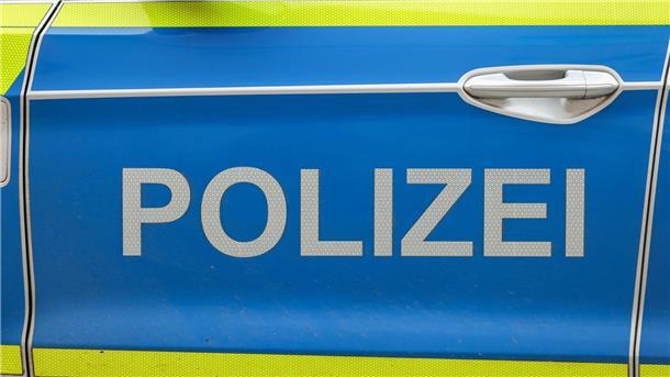 Mann beschmiert Streifenwagen – Videokamera zeichnet Tat auf Ein 24-Jähriger hat einen Streifenwagen in Bremen mit polizeifeindlichen Parolen beschmiert, eine Videokamera zeichnete die Tat auf. (Symbolbild)