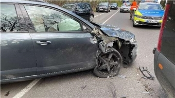 Ein 26-jähriger Autofahrer ist am Dienstagnachmittag bei einem Verkehrsunfall auf der B 75 bei Hassendorf verletzt worden. Das teilte die Polizei mit.