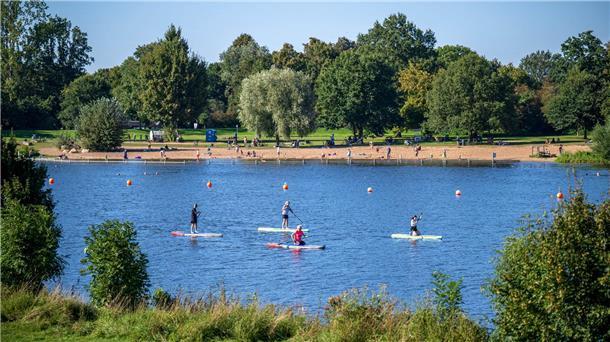 27-Jähriger im Werdersee ertrunken Ein 27-Jähriger wollte einen Volleyball aus dem Wasser holen und ist dabei ertrunken.