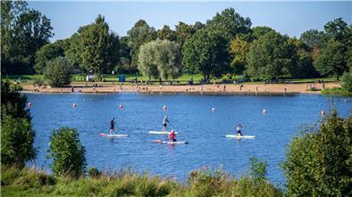 Ein 27-Jähriger wollte einen Volleyball aus dem Wasser holen und ist dabei ertrunken.