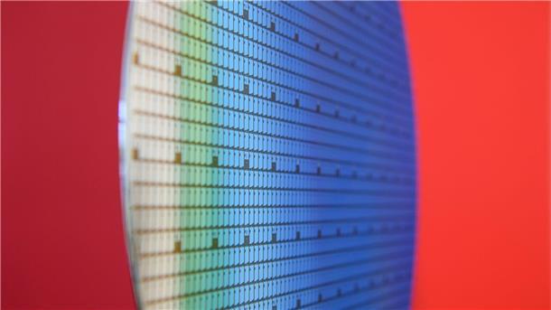 EU einigt sich auf Milliarden für Mikrochipindustrie Ein 300-Millimeter-Wafer steht in der Halbleiterfabrik von Bosch im Foyer ausgestellt.