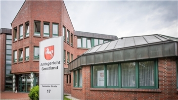 Ein 36 Jahre alter Fleischzerleger wurde am Amtsgericht Geestland wegen  gefährlicher Körperverletzung angeklagt.