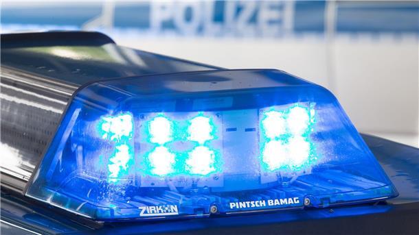 Zusammenstoß mit Auto – Radfahrer schwer verletzt Ein 39 Jahre alter Radfahrer wird von einem Auto erfasst - und erleidet schwere Kopfverletzungen. (Symbolbild)