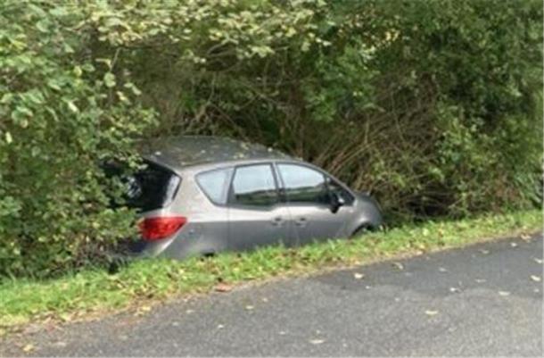 Ein Auto im Seitengraben einer Straße. Ein 56-jähriger Autofahrer kam auf der Thebüer Straße bei Beverstedt-Frelsdorf von der Fahrbahn ab. Er hatte über 1,6 Promille im Blut.