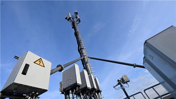 Handynetze in Niedersachsen: 5G-Abdeckung bei 92,8 Prozent Ein 5G-Mobilfunk-Mast von Vodafone steht auf einem Hochhaus.