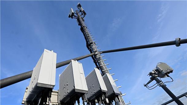 Ein 5G-Mobilfunkmast von Vodafone steht auf einem Hochhaus in Düsseldorf.