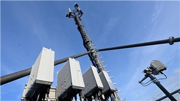 Ein 5G-Mobilfunkmast von Vodafone steht auf einem Hochhaus in Düsseldorf.