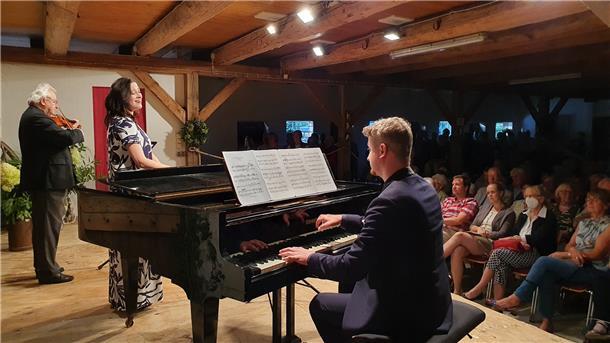 Ein Abend auf dem Land mit Melodien aus der Welt der Klassik (von links): Vasily Rusnák, Nerita Pokvytyte, Adrian Rusnák.