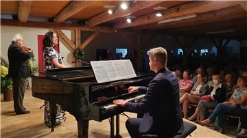 Ein Abend auf dem Land mit Melodien aus der Welt der Klassik (von links): Vasily Rusnák, Nerita Pokvytyte, Adrian Rusnák.