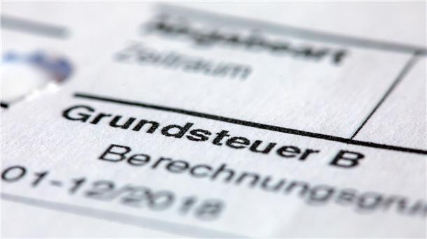Rund 250.000 Grundsteuererklärungen fehlen noch Ein Abgabenbescheid für die Entrichtung der Grundsteuer liegt auf einem Schreibtisch.