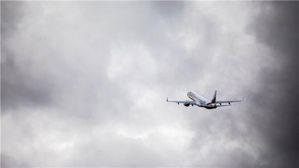 Vorwürfe gegen Amt - Abschiebung eines Iraners ausgesetzt Ein Abschiebeflug aus Deutschland (Symbolbild).