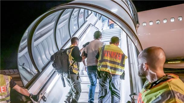 Ein Abschiebeflug startet auf dem Flughafen Leipzig-Halle.