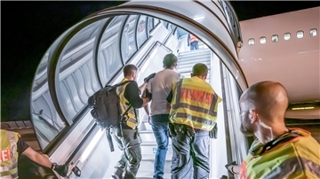 Ein Abschiebeflug startet auf dem Flughafen Leipzig-Halle.