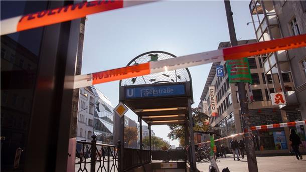 Berliner U-Bahnhof wegen eines Brands geräumt Ein Absperrband der Berliner Feuerwehr verhindert den Zugang zum U-Bahnhof an der Seestraße, wo am Morgen ein Feuer ausgebrochen war.