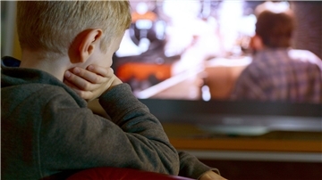Ein achtjähriger Junge beim Fernsehschauen. Das Lieblingsmedium von Kindern zwischen zwei und zwölf Jahren ist einer neuen Studie zufolge der Fernseher.