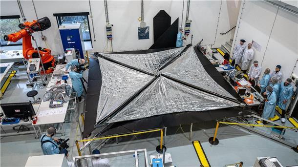 Für weniger Schrott im All: Satelliten-Bremssegel getestet Ein ADEO-L Segel der Firma HPS wird beim DLR-Institut für Raumfahrtsysteme in Bremen getestet.