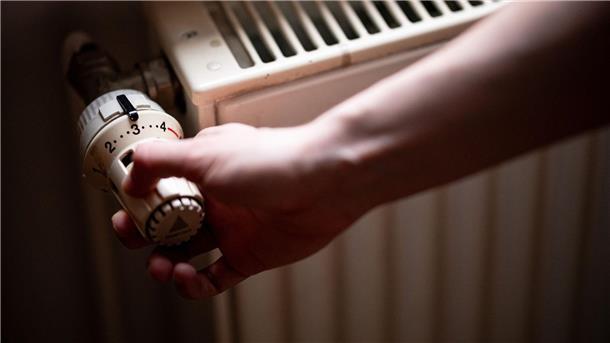 Versorgungssicherheit bei Energie hat höchste Priorität Ein älterer Heizkörper in einer Berliner Altbauwohnung. Die Menschen in Deutschland wollen sich in erster Linie auf ihre Energieversorgung verlassen können.