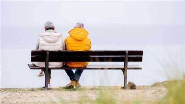 Prognose: Renten steigen nächstes Jahr um bis zu 4,2 Prozent Ein älteres Pärchen schaut im niedersächsischen Harlesiel aufs Meer.