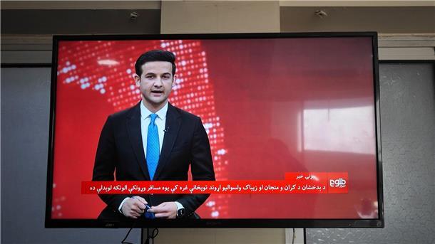 Nach Flugzeugabsturz: Taliban meldet vier Überlebende Ein afghanischer Fernsehsender berichtet über den Absturz des Passagierflugzeugs in der Provinz Badachschan.