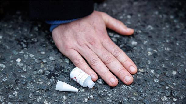 CDU will Klimaaktivisten zur Kasse bitten: Regierung dagegen Ein Aktivist der Klimaschutz-Initiative „Letzte Generation“ ist mit der Hand auf die Straße geklebt.