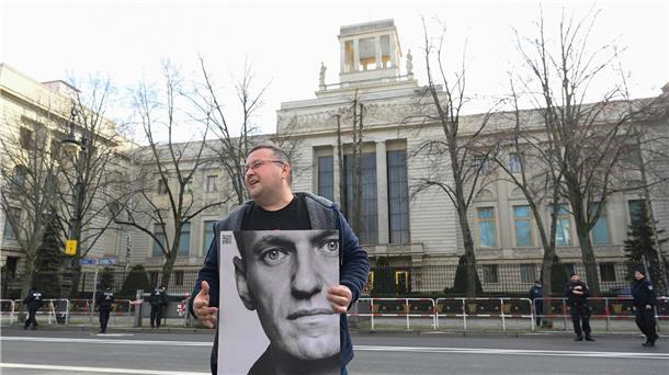 Reaktionen auf Nawalnys Tod: „Putin ist verantwortlich“ Ein Aktivist steht mit einem Plakat von Kremlkritiker Alexej Nawalny vor der russischen Botschaft in Berlin und protestiert.